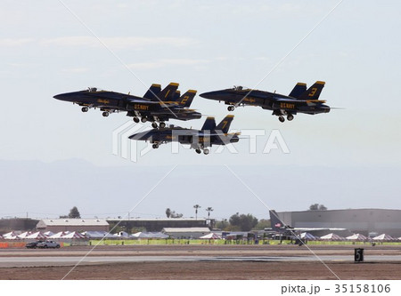 アクロバット離陸するアメリカ海軍ブルーエンジェルスのF/A-18ホーネット戦闘攻撃機の編隊 35158106