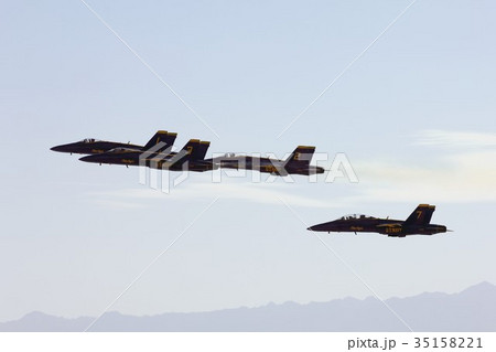 アクロバット離陸するアメリカ海軍ブルーエンジェルスのF/A-18ホーネット戦闘攻撃機の編隊 35158221