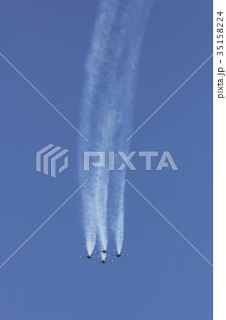 煙を引きながらアクロバット飛行する米海軍ブルーエンジェルスのF/A-18ホーネット戦闘攻撃機の編隊 35158224