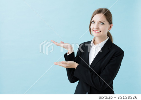 外国人女性　ブルーバックイメージ 35158526