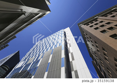 現代建築　札幌　市松模様のオフィスビル 35159138