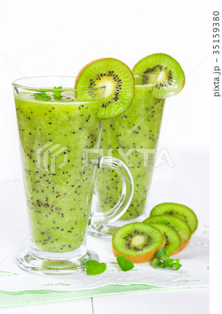 Smoothie with kiwi 35159380