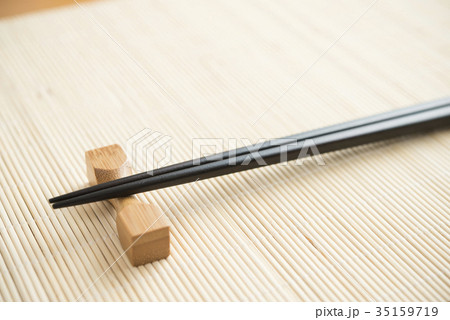 箸と箸置き 35159719