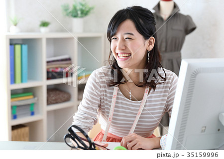 デザインを考えるファッションデザイナー 35159996