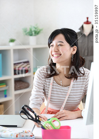 デザインを考えるファッションデザイナー 35159997