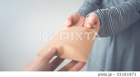 何かを入れた厚紙封筒 35161971