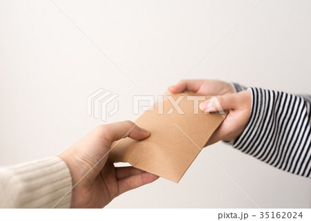 何かを入れた厚紙封筒 35162024