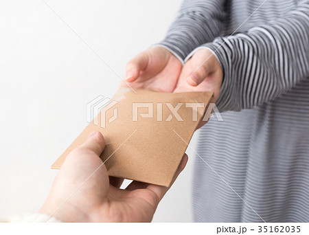 何かを入れた厚紙封筒 何かを入れた厚紙封筒 35162035