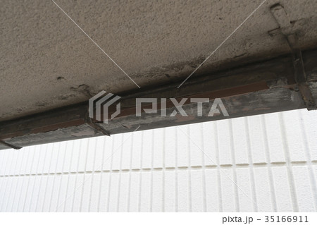 住宅ビフォーアフター用　リフォーム　建て替え前　事例写真　2階建て庇と雨樋 35166911