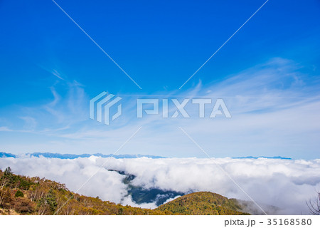 秋の美ヶ原高原　雲海と青空 35168580