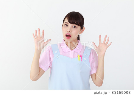 びくりする若い女性 ヘルパー 幼稚園の先生 びくりする若い女性 ヘルパー 幼稚園の先生 35169008