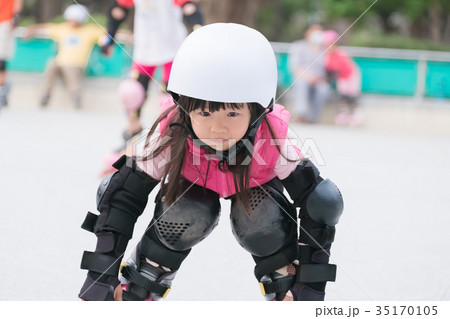 girl play roller skating 35170105