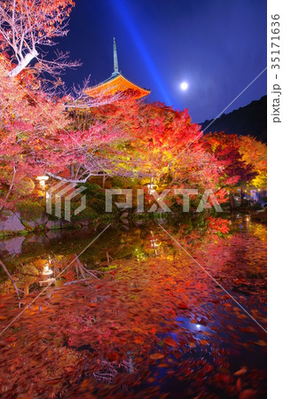 Kiyomizudera moon rise in colorful autumn Kiyomizudera moon rise in colorful autumn 35171636
