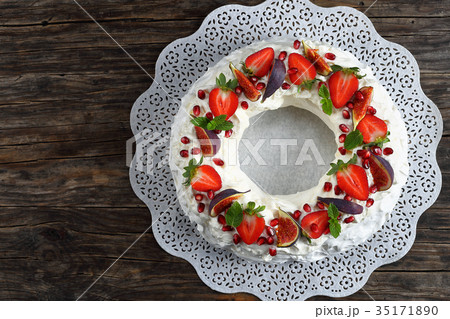 pavlova cake wreath on paper napkin 35171890