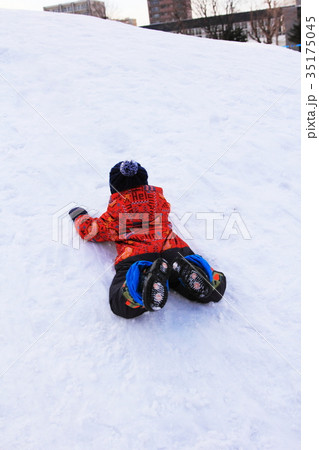 雪山斜面で遊ぶ幼児 35175045