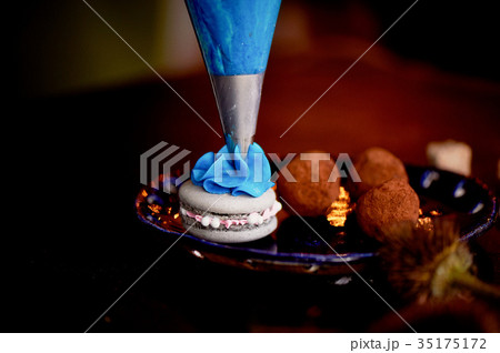 application of blue butter cream with a cooking 35175172
