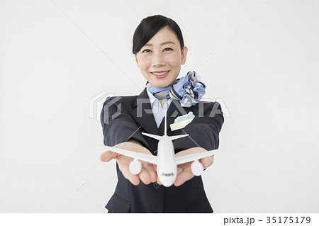 飛行機を持つCA キャビンアテンダント 飛行機を持つCA キャビンアテンダント 35175179