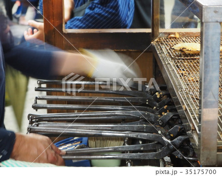 たい焼き職人の手さばき 35175700