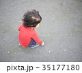 桜舞う公園で砂いじりする子供 35177180