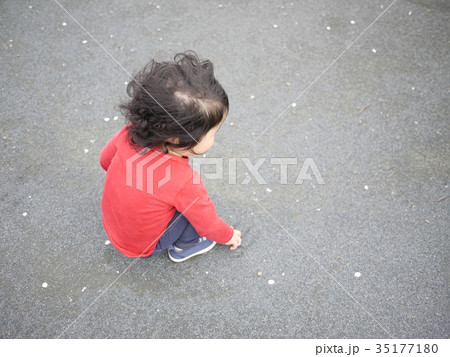 桜舞う公園で砂いじりする子供 35177180