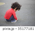 桜舞う公園で砂いじりする子供 35177181