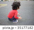 桜舞う公園で砂いじりする子供 35177182