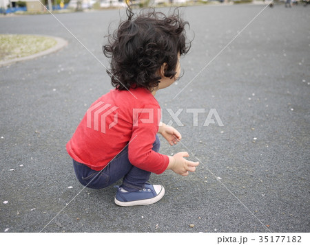桜舞う公園で砂いじりする子供 桜舞う公園で砂いじりする子供 35177182