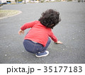 桜舞う公園で砂いじりする子供 35177183