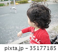 桜舞う公園で砂いじりする子供 35177185