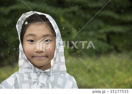 雨の日にカッパを着て外に出る子供 35177535