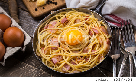 Pasta with bacon, egg and cheese 35177552