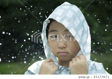 雨の日にカッパを着て外に出る子供 雨の日にカッパを着て外に出る子供 35177671