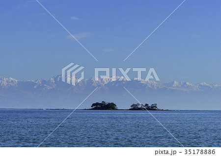 虻が島と立山連峰 35178886