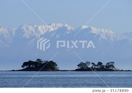 虻が島と立山連峰 35178890