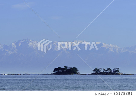 虻が島と立山連峰 35178891