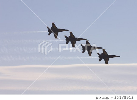 煙を引きながらアクロバット飛行する米海軍ブルーエンジェルスのF/A-18ホーネット戦闘攻撃機の編隊 35178913