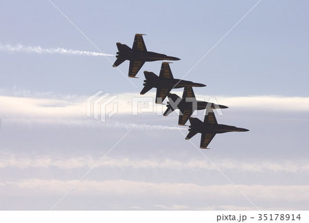 煙を引きながらアクロバット飛行する米海軍ブルーエンジェルスのF/A-18ホーネット戦闘攻撃機の編隊 35178914