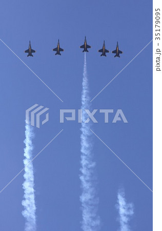 煙を引きながらアクロバット飛行する米海軍ブルーエンジェルスのF/A-18ホーネット戦闘攻撃機の編隊 煙を引きながらアクロバット飛行する米海軍ブルーエンジェルスのF/A-18ホーネット戦闘攻撃機の編隊 35179095