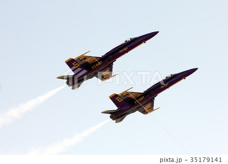 アクロバット飛行する米海軍ブルーエンジェルスのF/A-18ホーネット戦闘攻撃機の編隊 35179141