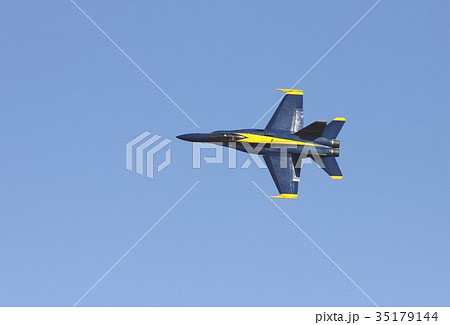 アクロバット飛行する米海軍ブルーエンジェルスのF/A-18ホーネット戦闘攻撃機の編隊 35179144