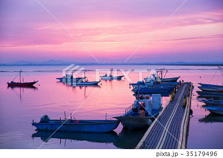 夕日 夕焼け 海の写真素材