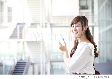 スマホを見る学生 35180764