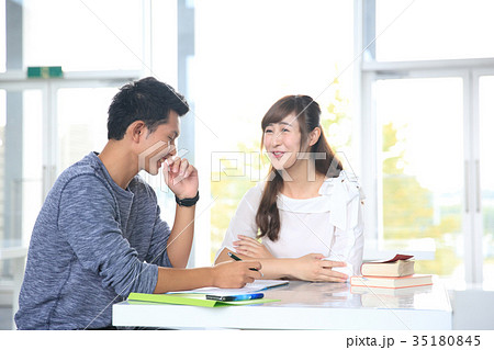 勉強する大学生 勉強する大学生 35180845