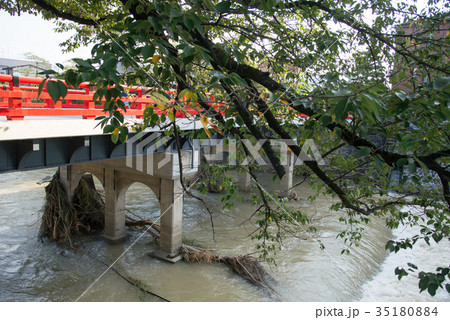 豪雨の後、橋げたにたまったごみ 35180884