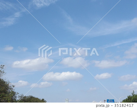 秋の青空に白い雲 35182417