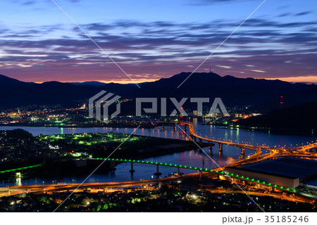 広島の夜景　黄金山からの眺め 35185246