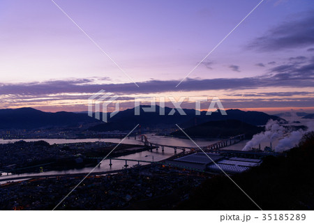 広島 夜明け頃の広島大橋と海田大橋 黄金山からの眺め 広島 夜明け頃の広島大橋と海田大橋 黄金山からの眺め 35185289
