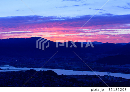 広島 夜明け頃の広島大橋と海田大橋 黄金山からの眺め 広島 夜明け頃の広島大橋と海田大橋 黄金山からの眺め 35185293