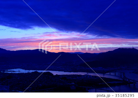 広島　夜明け頃の広島大橋と海田大橋　黄金山からの眺め 35185295