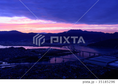 広島　夜明け頃の広島大橋と海田大橋　黄金山からの眺め 35185296
